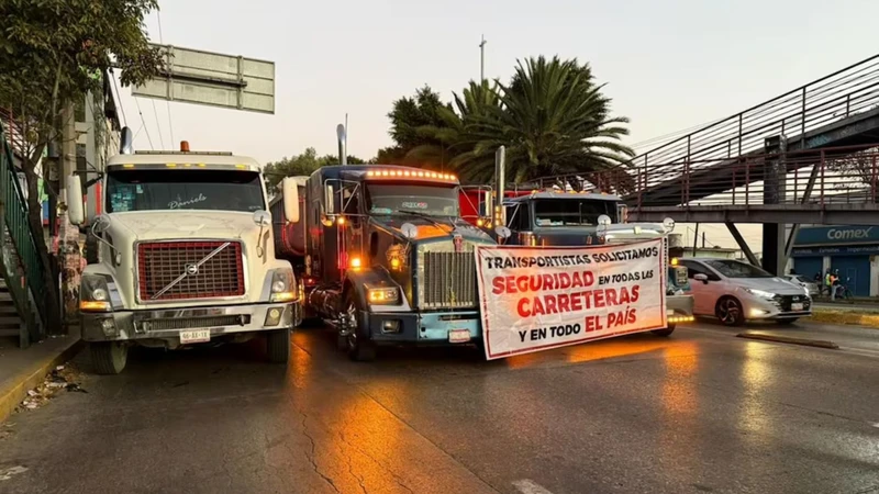 Sector automotriz preocupado por bloqueos en carreteras y aduanas mexicanas