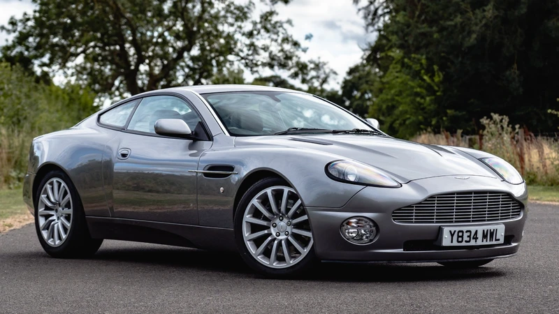 El Aston Martin Vanquis de James Bond sale a subasta