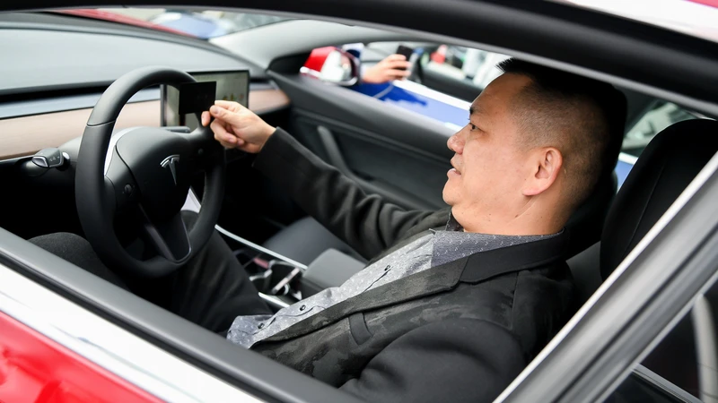China prohíbe la circulación de autos de Tesla por espionaje