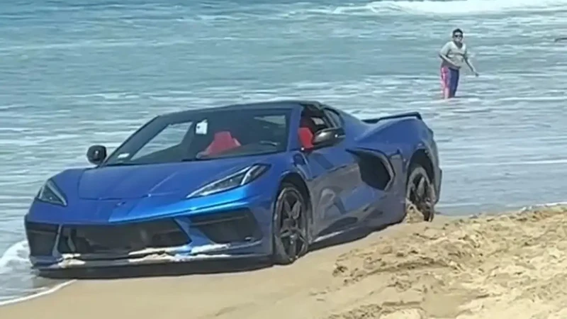 Esto pasa cuándo manejas un Corvette en la playa
