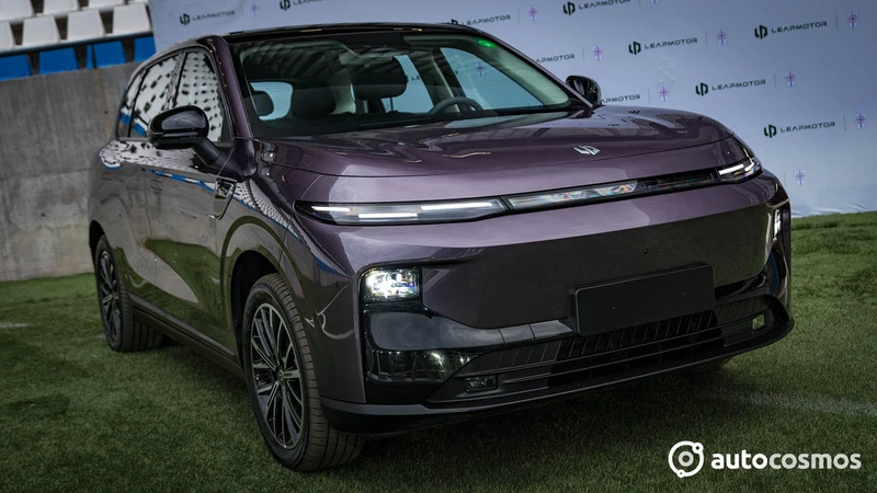 Leapmotor adelanta al B10 eléctrico durante firma de alianza con Universidad Católica