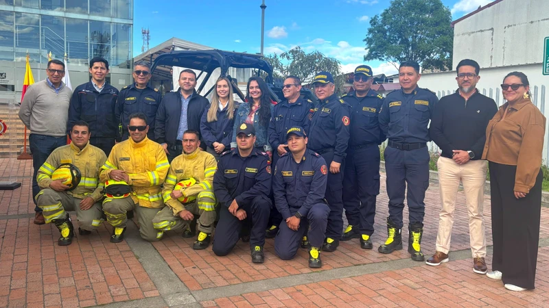 Can-Am Los Coches entregó un Defender HD9 4x4 al Comando de Bomberos de Bogotá