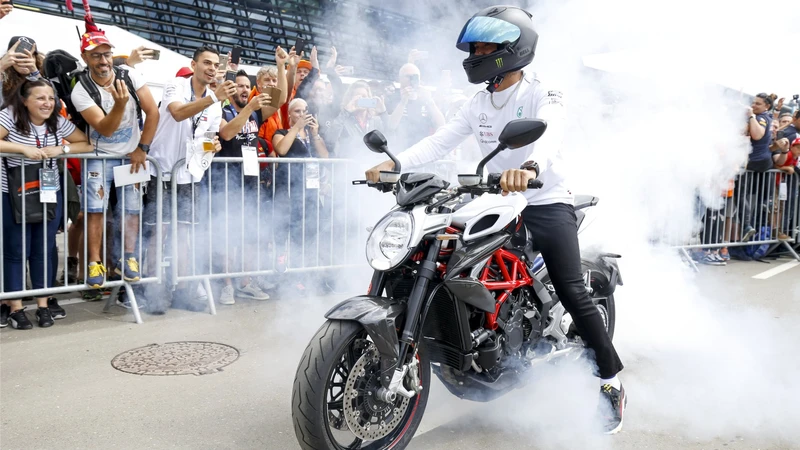 Lewis Hamilton se pasa al mundo de Moto GP