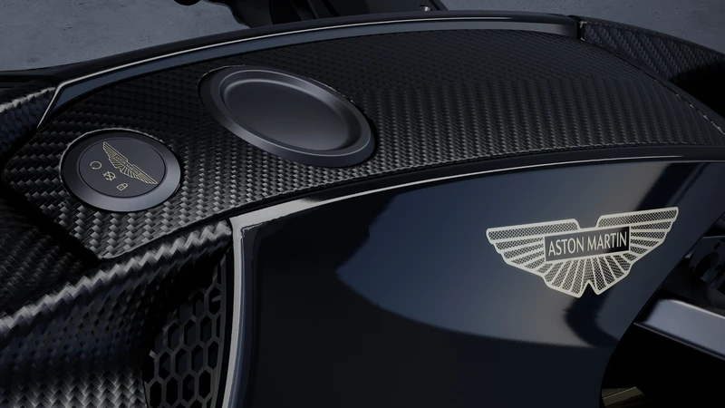 Aston Martin y Brough Superior presentan AMB 002, su primera moto legal para calle
