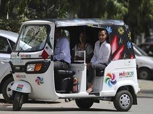 Embajadora mexicana usa un mototaxi como transporte