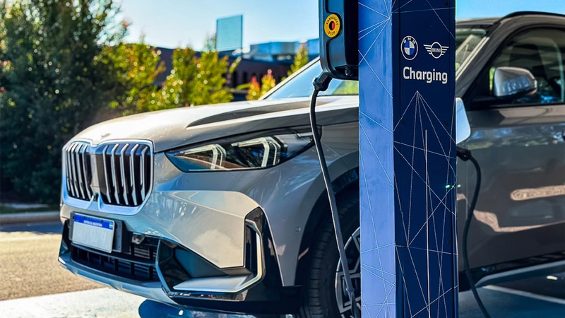 BMW instaló cargadores para sus autos electrificados en Argentina