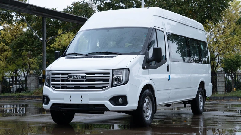 JMC Touring Van y Bus 2026, la nueva opción en el segmento de los comerciales, este es su precio