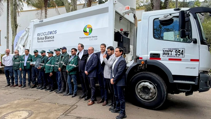 Bogotá recibe 45 camiones Mercedes-Benz Atego 3133 para recoger residuos