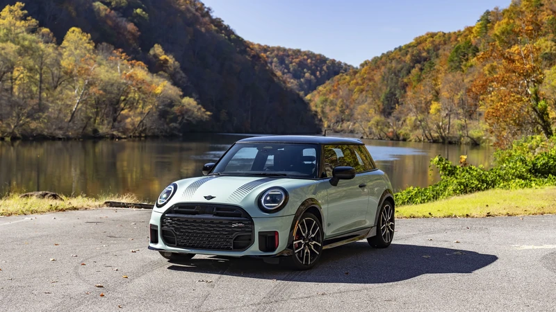 Mini John Cooper Works es puesto a prueba en la Cola de Dragón