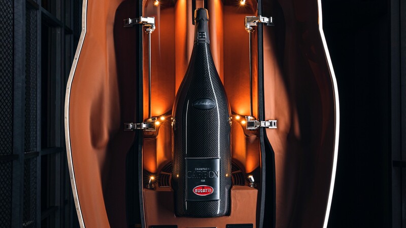 Bugatti crea botella de champán de fibra de carbono, en honor a su superauto La Voiture Noire