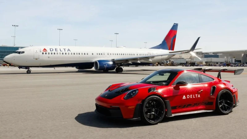 Un Porsche 911 GT3 RS para que nunca pierdas tus conexiones en el aeropuerto: así lo hace Delta