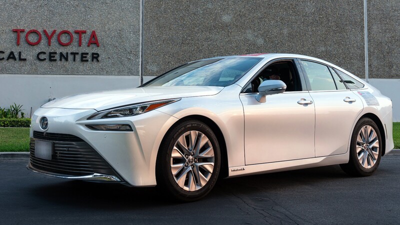 Toyota Mirai vuelve a romper el récord de autonomía de un auto a hidrógeno
