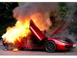 Llora Londres: Un McLaren MP4-12C se incendia en sus calles