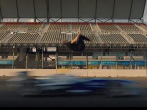 Atleta hace un backflip sobre un Fórmula E