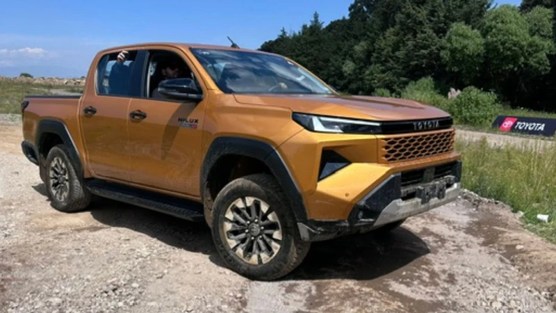 Toyota Hilux MHEV 2027, primer manejo todoterreno con la versión híbrida