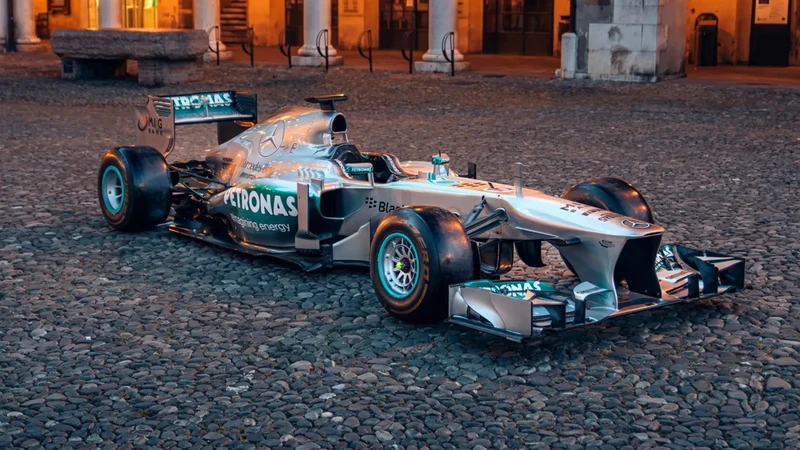Por si quieres invertir bien tus ahorros: subastan el primer Mercedes F1 de Lewis Hamilton