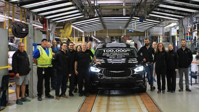 Chrysler produce la Pacificia Plug-In Hybrid número 100 mil