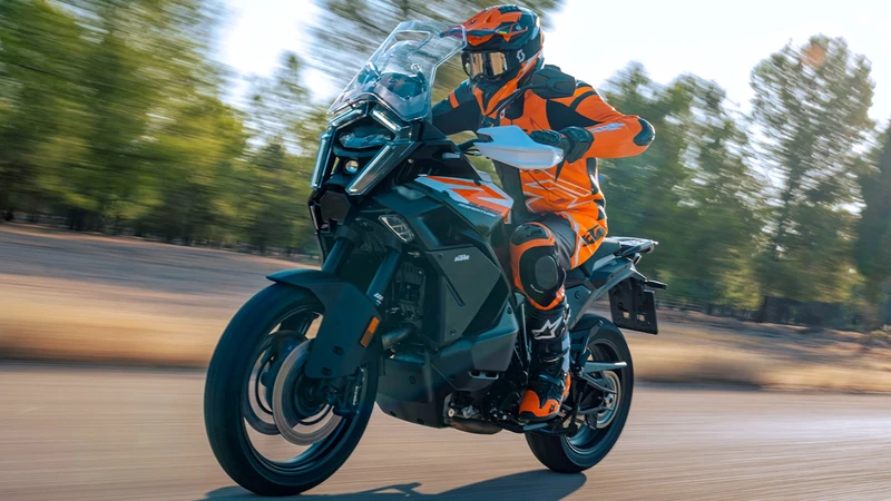 KTM 1390 Super Adventure 2026 en Colombia: versiones, precio y novedades