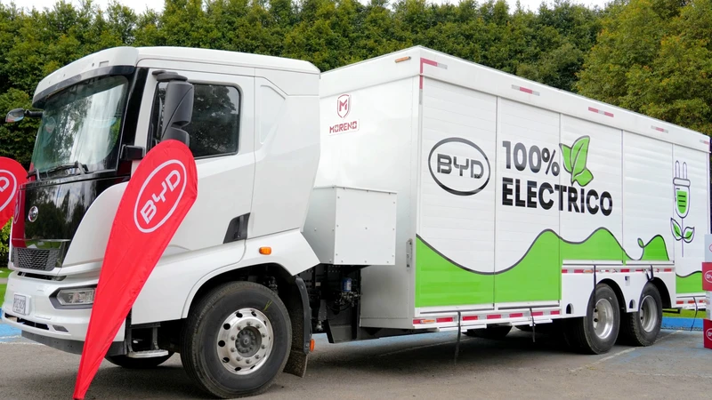 BYD presenta en Colombia el primer camión botellero 100% eléctrico desarrollado desde fábrica