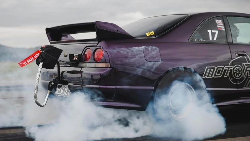 Nadie sobreviría a este Nissan GT-R volcando a 270 Km/h ¿o sí?