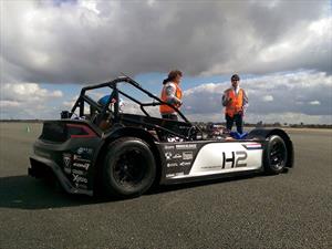 Estudiantes desarrollan el primer auto de carreras de hidrógeno