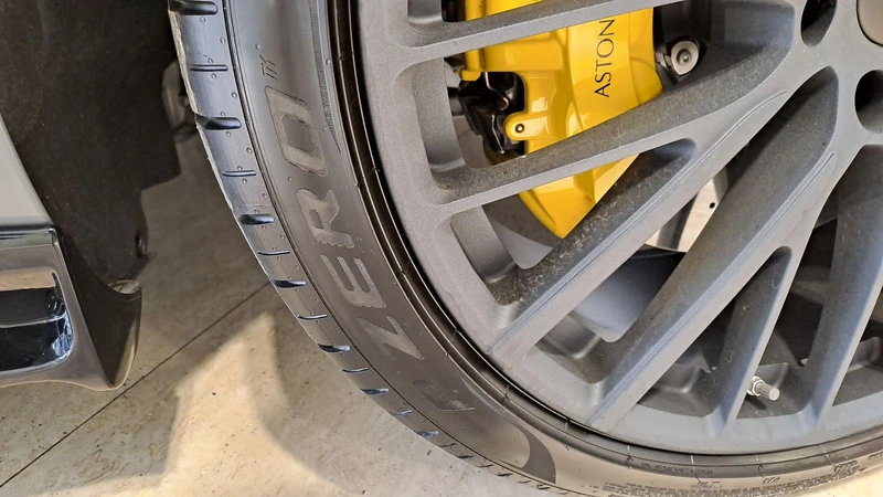 Aston Martin integrará la tecnología Cyber Tyre de Pirelli
