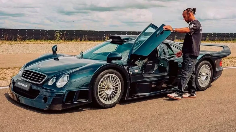 Lewis Hamilton se va despidiendo de Mercedes al volante del CLK GTR