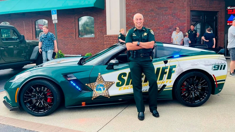 Sheriff presume Chevrolet Corvette Z06 convertido en patrulla, el cual fue incautado de un criminal