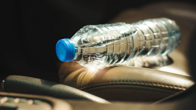 ¡Cuidado! Una simple botella de agua podría destruir tu auto