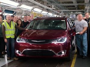 Chrysler Pacífica Hybrid 2017 comienza su producción 