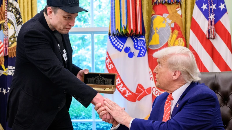 Trump lleva a Musk y Cook a China: la industria automotriz toma nota