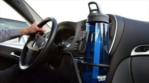 Razones para beber agua al conducir un carro