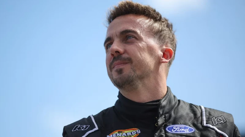 Malcom el de Nascar, la historia del actor que se convirtió en piloto