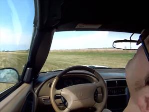 Video: Se desmaya al volante de su auto en carretera y sale ileso