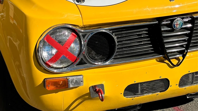 ¿Por qué los autos clásicos de carrera llevaban los focos con una X pegada?