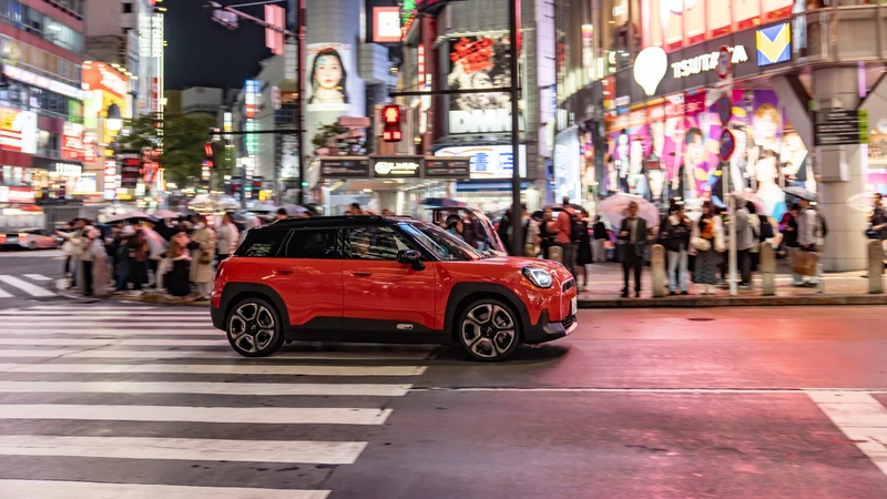 MINI Aceman SE eléctrico modela en Tokio