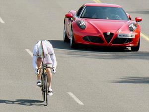 ¿Un ciclista puede ser más rápido que el Alfa Romeo 4C?