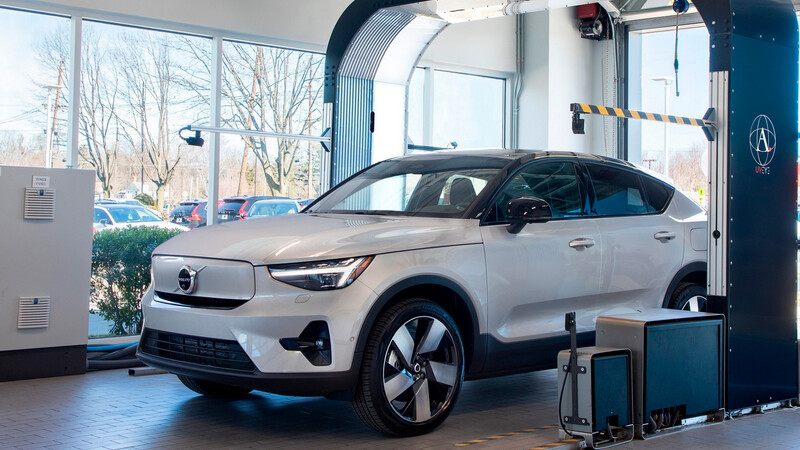 Volvo instalará en sus concesionarios un robot que inspecciona los autos en segundos