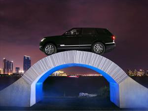 Video: una Range Rover cruza un puente de papel 
