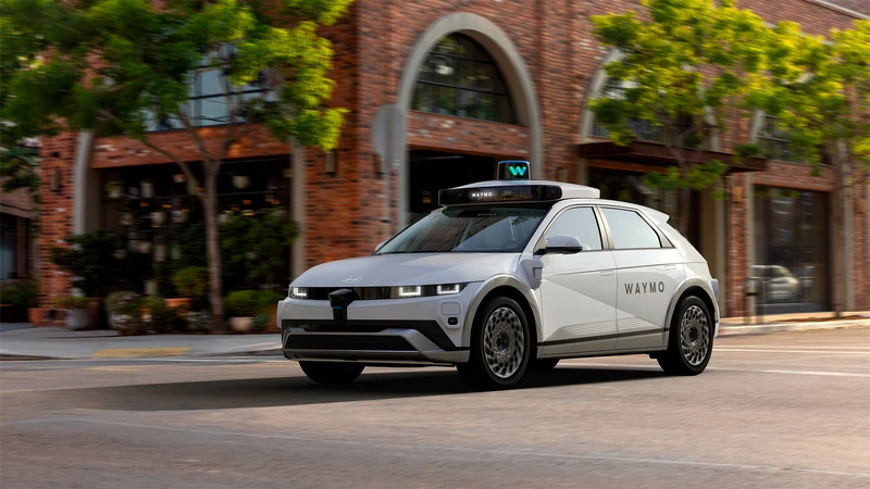 Waymo retira 3,800 robotaxis por riesgo de circular en calles inundadas