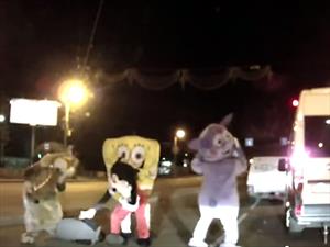 Video: Bob Esponja y compañía golpean a conductor en la calle