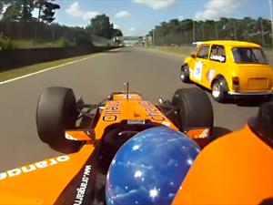 Video: Piloto al que no le gusta perder lleva su F1 a un track day