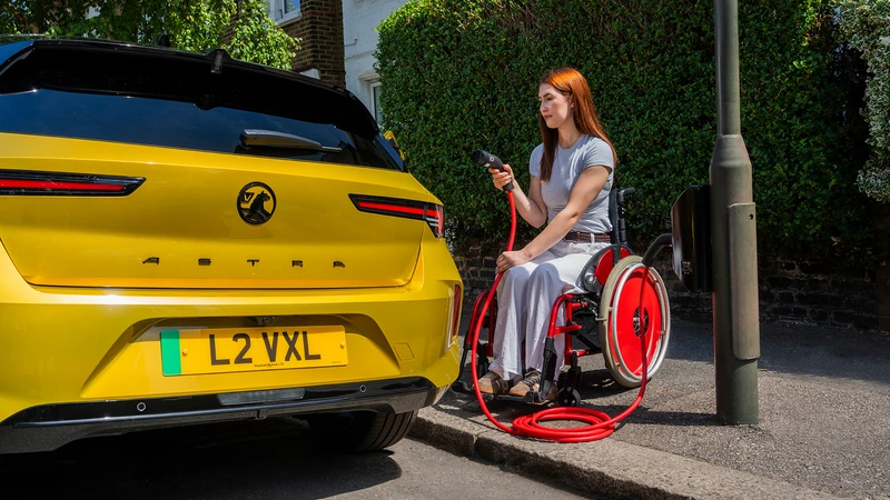 Existen cargadores para autos eléctricos adaptados a personas con discapacidad