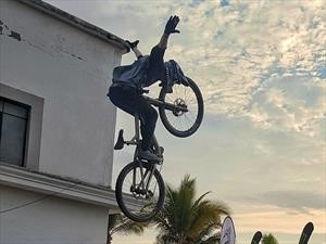 Ciclistas extremos descienden a más de 50 km/h las calles de Puerto Vallarta