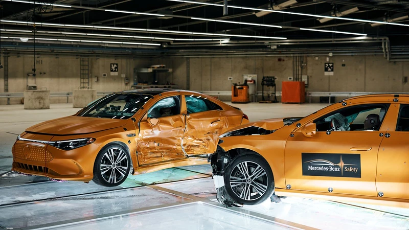 Mercedes-Benz simuló un choque real entre dos CLA para probar su seguridad