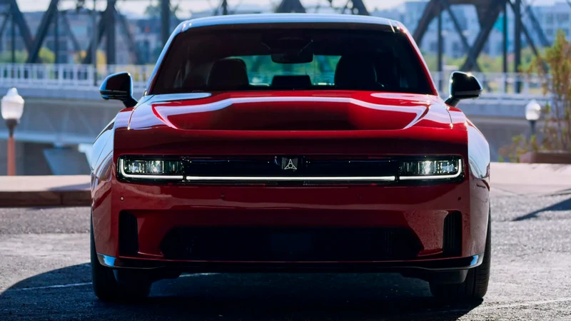 Tratame suavemente: el capot del Dodge Charger eléctrico se puede romper muy fácil