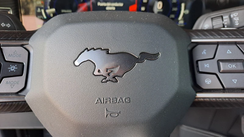 Ford patenta un nuevo airbag de barrera para mejorar la seguridad de los pasajeros traseros