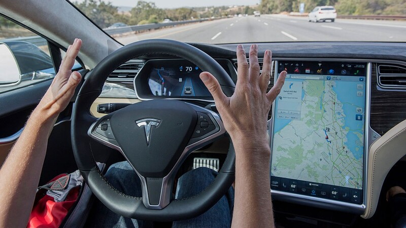 Autopilot de Tesla vuelve más distraídos a los conductores