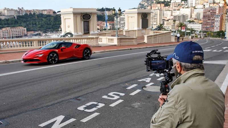Charles Leclerc rueda por Mónaco en un Ferrari SF90 Stradale