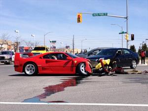 Tragedia: Chocan Ferrari F40 en un semáforo
